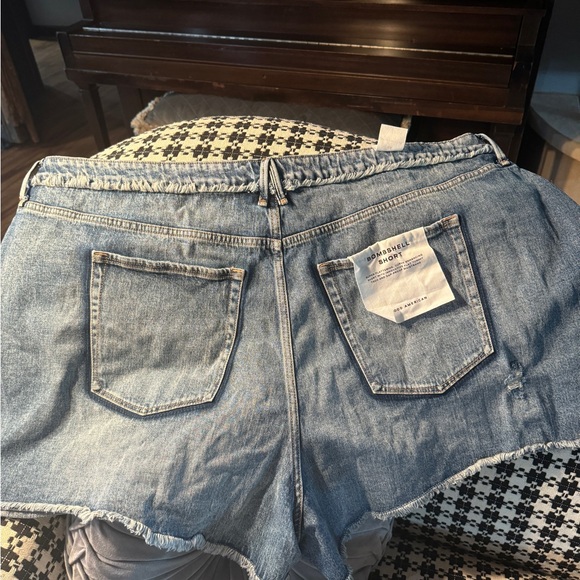 Good American Bombshell Cut off Shorts Sz 26 in Plus size - Picture 3 of 3